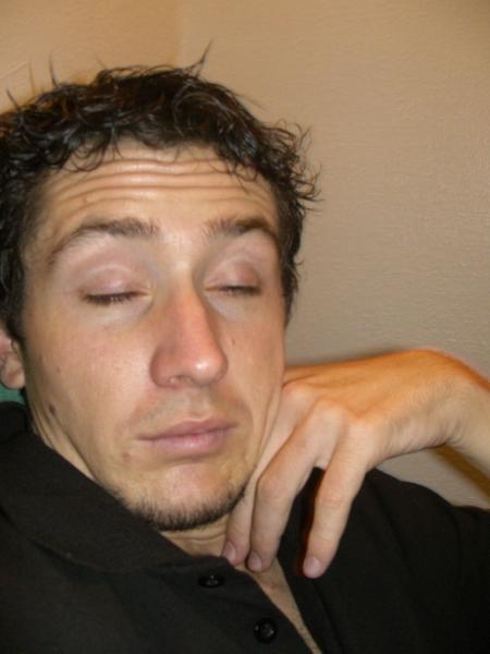 Face de pine tente d'ouvrir les paupière; dur !